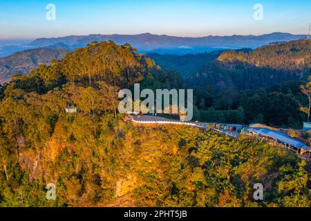 Vista aerea all'alba del punto panoramico di Lipton e delle piantagioni di tè adiacenti nello Sri Lanka. Foto Stock