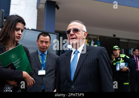 Bogota, Colombia, 29 marzo 2023. Il ministro della Difesa colombiano Ivan Velasquez durante una conferenza stampa tra la polizia giudiziaria colombiana (DIJIN), il Ministero della Difesa e i rappresentanti delle agenzie governative statunitensi; dea, FBI e sicurezza interna (HSI) a Bogotà, Colombia, 29 marzo 2023. Foto di: Long Visual Press Foto Stock