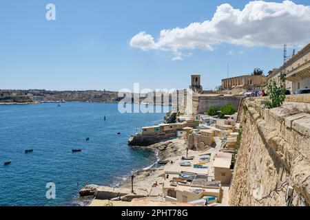 Spiaggia di Sant'Elmo sotto le mura della città - Valletta, Malta Foto Stock