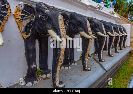 Sculture di elefanti nel santuario di Maha Devale a Kataragama, Sri Lanka. Foto Stock