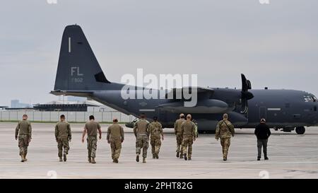 STATI UNITI I militari assegnati allo Squadrone di salvataggio e manutenzione 26th e allo Squadrone di manutenzione 801st si preparano a decollare da un luogo non divulgato negli Stati Uniti Comando centrale area di responsabilità durante la parte di combattimento Ricerca e salvataggio di esercizio Agile Spartan 23, 21 marzo 2023. Esercizio Agile Spartan è un esercizio di formazione congiunto che migliora le partnership internazionali e la sicurezza regionale negli Stati Uniti CENTCOM AOR. (STATI UNITI Foto dell'Aeronautica militare del personale Sgt. Gerald r. Willis) Foto Stock