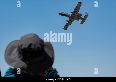 I partecipanti allo spettacolo aereo assistono a un artista che vola durante il Thunder and Lightning Over Arizona Air Show presso la base aerea Davis-Monthan, Ariz., 26 marzo 2023. Thunder and Lightning Over Arizona è un programma aereo a casa aperta per i membri della comunità che devono partecipare e conoscere la missione di DM. (STATI UNITI Foto dell'Aeronautica militare di Sgt. Kristine Legate) Foto Stock