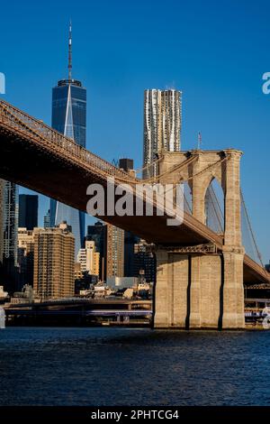 Brooklyn, NY - USA - 26 marzo 2023 Vista all'alba di Lower Manhattan, con il Ponte di Brooklyn, il World Trade Center e la Spruce Str 8 di Frank Gehry Foto Stock