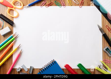 Vista dall'alto delle forniture scolastiche con white paper per testo e messaggi, formazione di base Foto Stock