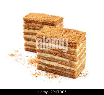 Fette di deliziosa torta al miele a strati su sfondo bianco Foto Stock