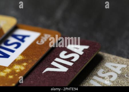 MYKOLAIV, UCRAINA - 22 FEBBRAIO 2022: Carte di credito Visa su sfondo nero, primo piano Foto Stock