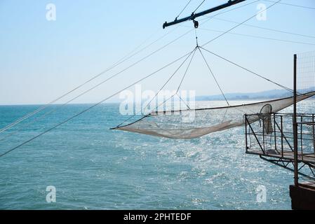 Rete di sollevamento stazionaria a terra sulla costa Foto Stock