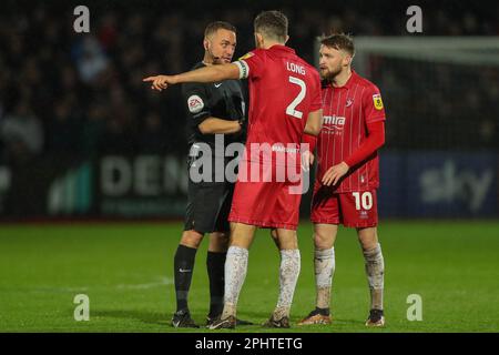 Sean Long #2 di Cheltenham Town fa appello all'arbitro James Oldham durante la partita della Sky Bet League 1 di Cheltenham Town vs Sheffield Mercoledì al completamente-Suzuki Stadium, Cheltenham, Regno Unito, 29th marzo 2023 (Foto di Gareth Evans/News Images) Foto Stock