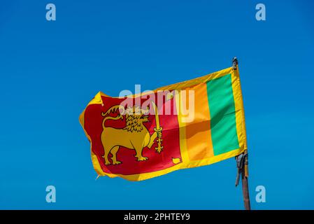 Bandiera dello Sri Lanka che sventola su una spiaggia a Bentota, Sri Lanka. Foto Stock