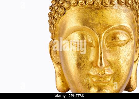 Primo piano della statua dorata del buddha isolata su sfondo bianco con percorso di ritaglio Foto Stock