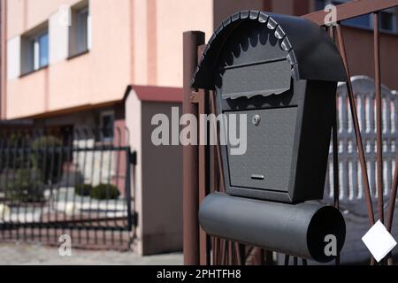 Bella mailbox con porta giornali su recinzione metallica all'aperto, spazio per il testo Foto Stock