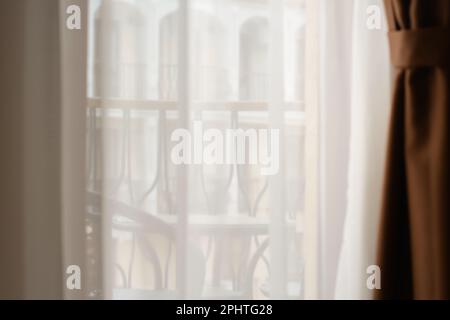 Finestra dietro la tenda bianca all'interno al mattino Foto Stock