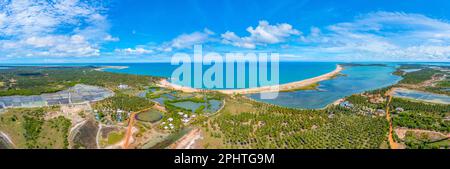 Veduta aerea dei campi agricoli trascurati dalle turbine eoliche a Kalpitiya in Sri Lanka. Foto Stock