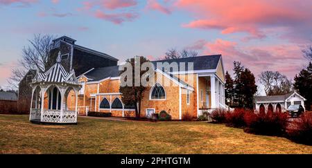 Dennis, Cape Cod, Massachusetts – 5 marzo 2023: Cape Playhouse con nuove scandole in inverno al tramonto. Foto Stock