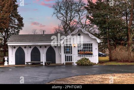 Dennis, Cape Cod, Massachusetts – 5 marzo 2023: Cape Playhouse con nuove scandole in inverno al tramonto. Foto Stock