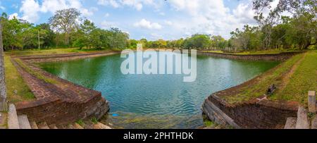 Kuttam Pokuna doppio stagno a Annuradhapura in Sri Lanka. Foto Stock