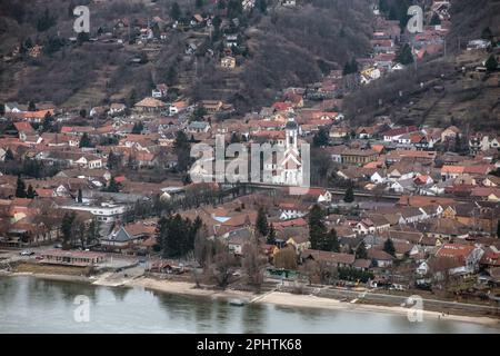 Nagymaros - Porto di Visegrad e skyline della città sul Danubio, Ungheria Foto Stock