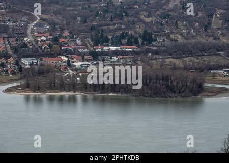 Nagymaros - Porto di Visegrad e skyline della città sul Danubio, Ungheria Foto Stock