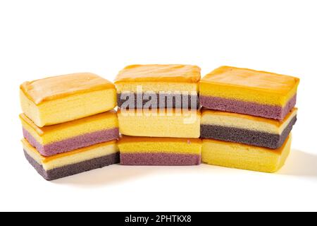 angolo vista sapore formaggio e patate dolci mescolati con sapore di zucca e miglio misto riso nero sapore pan di spagna su bianco Foto Stock