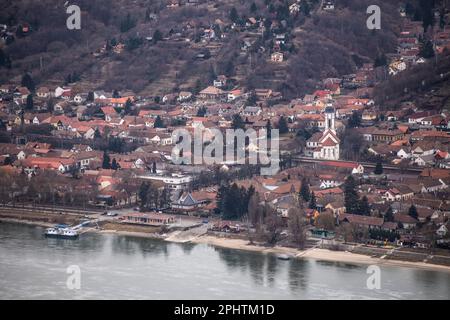 Nagymaros - Porto di Visegrad e skyline della città sul Danubio, Ungheria Foto Stock