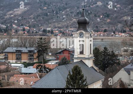 Visegrad: Fiume Danubio e skyline con la Chiesa di San Giovanni Battista. Ungheria Foto Stock