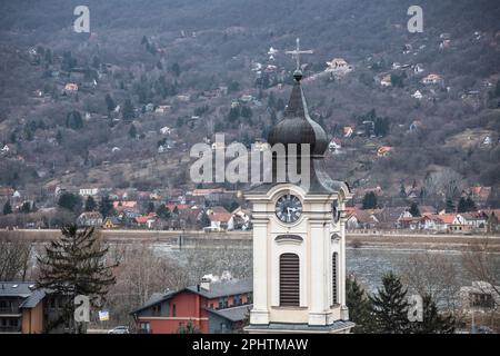 Visegrad: Fiume Danubio e skyline con la Chiesa di San Giovanni Battista. Ungheria Foto Stock