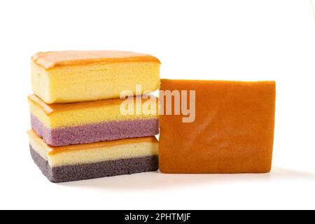 angolo vista sapore formaggio e patate dolci mescolati con sapore di zucca e miglio misto riso nero sapore pan di spagna su bianco Foto Stock