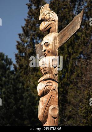 Totem Poles che rappresenta storie della prima nazione canadese in mostra a Brockton Point all'interno dello Stanely Park a Vancouver, Canada. Foto Stock