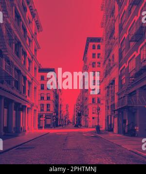 Paesaggio urbano vuoto senza persone sulle strade e sui marciapiedi di SoHo a New York City con effetto di colore rosso blu Foto Stock