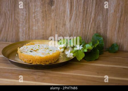 Ghewar o ghevar è un dolce tradizionale di rajasthan. È fatto di latte, farina, ghee e zucchero. Frutta secca e panna malai in cima. E' servito in br Foto Stock