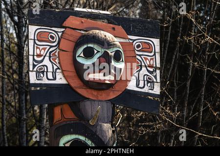 Totem Poles che rappresenta storie della prima nazione canadese in mostra a Brockton Point all'interno dello Stanely Park a Vancouver, Canada. Foto Stock