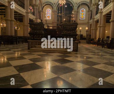 Interno di una sinagoga con bimah al centro. La Sinagoga è una casa di culto ebraica per lo scopo della preghiera, dello studio, dell'assemblea e della lettura ebraica di t Foto Stock