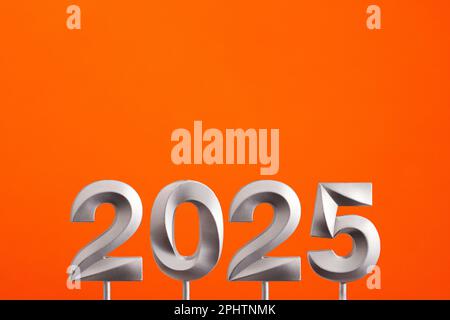 Risultati per il nuovo anno 2025 - numero d'argento su schiumoso arancione Foto Stock