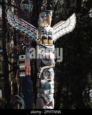 Totem Poles che rappresenta storie della prima nazione canadese in mostra a Brockton Point all'interno dello Stanely Park a Vancouver, Canada. Foto Stock