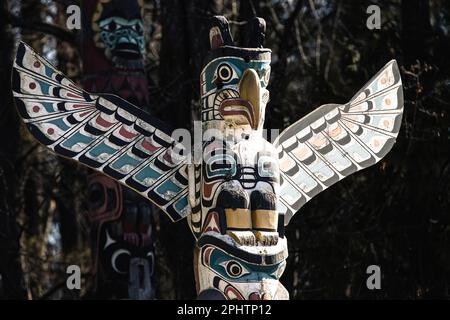 Totem Poles che rappresenta storie della prima nazione canadese in mostra a Brockton Point all'interno dello Stanely Park a Vancouver, Canada. Foto Stock