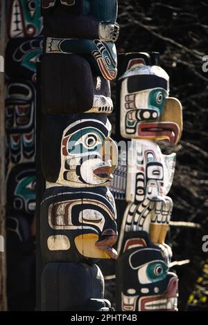 Totem Poles che rappresenta storie della prima nazione canadese in mostra a Brockton Point all'interno dello Stanely Park a Vancouver, Canada. Foto Stock