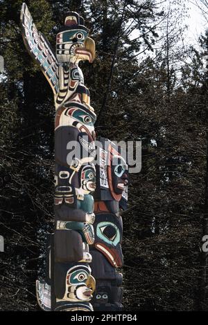 Totem Poles che rappresenta storie della prima nazione canadese in mostra a Brockton Point all'interno dello Stanely Park a Vancouver, Canada. Foto Stock