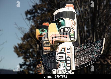 Totem Poles che rappresenta storie della prima nazione canadese in mostra a Brockton Point all'interno dello Stanely Park a Vancouver, Canada. Foto Stock