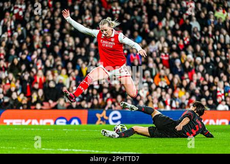 Stina Blackstenius (25) di Arsenal e Saki Kumagai (3) di Bayern nella foto di una partita di calcio femminile tra Arsenal e Bayern Munchen nella finale di quarto della Champions League di calcio femminile della stagione 2022 - 2023 , mercoledì 29 marzo 2023 a Londra , Inghilterra . FOTO SPORTPIX | Stijn Audooren Foto Stock