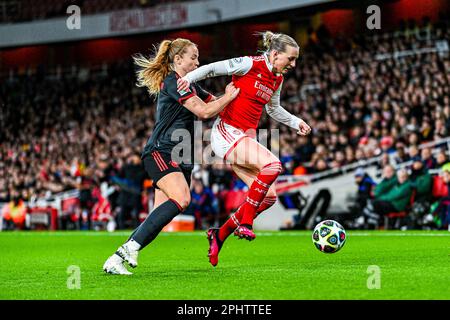 Glodis Viggosdottir (4) di Bayern e Stina Blackstenius (25) di Arsenal nella foto di una partita di calcio femminile tra Arsenal e Bayern Munchen nella finale di quarto della Champions League di calcio femminile della stagione 2022 - 2023 , mercoledì 29 marzo 2023 a Londra , Inghilterra . FOTO SPORTPIX | Stijn Audooren Foto Stock