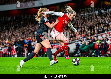 Glodis Viggosdottir (4) di Bayern e Stina Blackstenius (25) di Arsenal nella foto di una partita di calcio femminile tra Arsenal e Bayern Munchen nella finale di quarto della Champions League di calcio femminile della stagione 2022 - 2023 , mercoledì 29 marzo 2023 a Londra , Inghilterra . FOTO SPORTPIX | Stijn Audooren Foto Stock