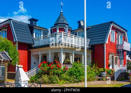 Case in legno colorate a Borgholm, nell'isola svedese di Öland. Foto Stock