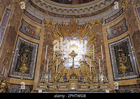 Altare maggiore di Santa Maria della Vittoria a Roma Foto Stock