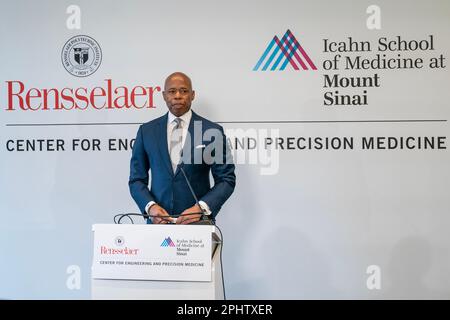 New York, Stati Uniti. 29th Mar, 2023. Il sindaco Eric Adams parla alla grande apertura del Center for Engeneering and Precision Medicine a New York il 29 marzo 2023. (Foto di Lev Radin/Sipa USA) Credit: Sipa USA/Alamy Live News Foto Stock