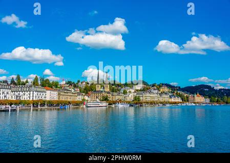 Lungomare del lago di Lucerna con una chiesa a Lucerna, Svizzera. Foto Stock