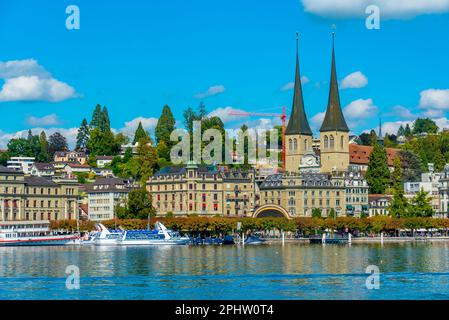 Lungomare del lago di Lucerna con una chiesa a Lucerna, Svizzera. Foto Stock