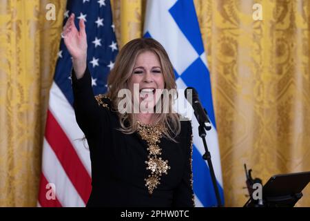 Washington, DC. 29th Mar, 2023. L'attrice di Rita Wilson, produttore e cantante/cantautrice, si esibisce in un ricevimento che celebra la Giornata dell'Indipendenza greca presso la Casa Bianca di Washington, DC, il 29 marzo 2023. Credit: Chris Kleponis/CNP/dpa/Alamy Live News Foto Stock