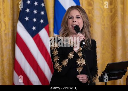 Washington, DC. 29th Mar, 2023. L'attrice di Rita Wilson, produttore e cantante/cantautrice, si esibisce in un ricevimento che celebra la Giornata dell'Indipendenza greca presso la Casa Bianca di Washington, DC, il 29 marzo 2023. Credit: Chris Kleponis/CNP/dpa/Alamy Live News Foto Stock