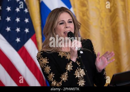 Washington, DC. 29th Mar, 2023. L'attrice di Rita Wilson, produttore e cantante/cantautrice, si esibisce in un ricevimento che celebra la Giornata dell'Indipendenza greca presso la Casa Bianca di Washington, DC, il 29 marzo 2023. Credit: Chris Kleponis/CNP/dpa/Alamy Live News Foto Stock