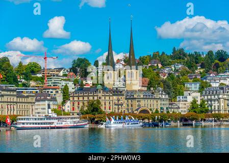 Lungomare del lago di Lucerna con una chiesa a Lucerna, Svizzera. Foto Stock